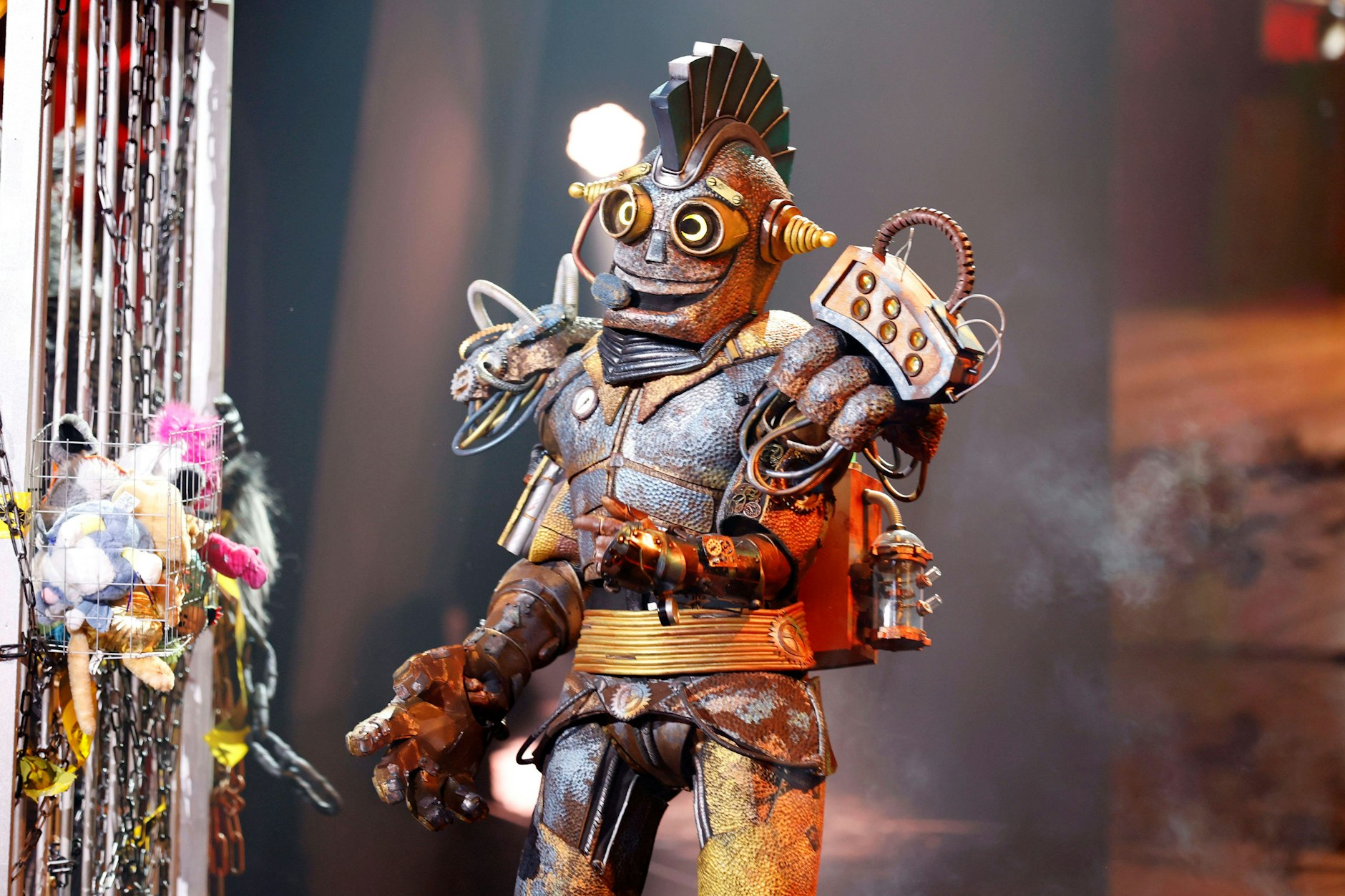 Blechmann No Name hat inzwischen einen Namen bekommen, heißt nun Rosty. Aber wer steckt unter der Maske?