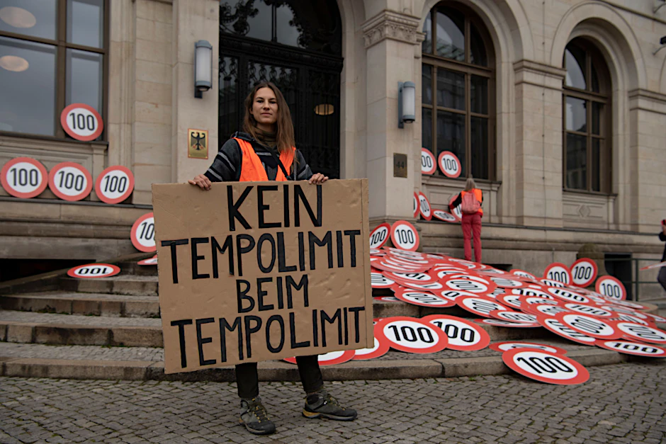 Eine Aktivistin der Letzten Generation am Samstag vor dem Bundesverkehrsministerium