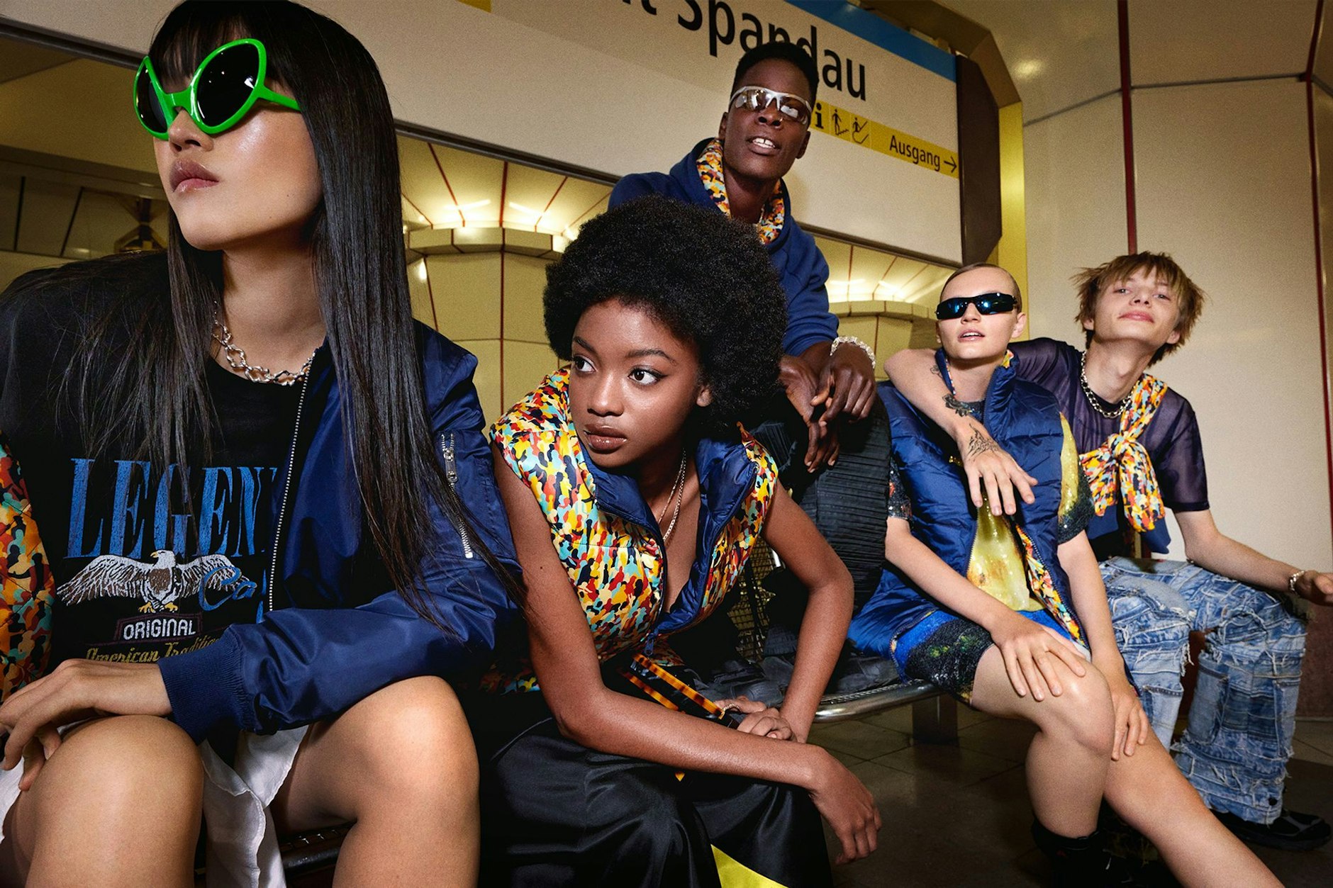 HANDOUT - Models sitzen auf einem U-Bahnhof mit der neuen Kollektion von BVG und dem Modelabel QS by S.Oliver.