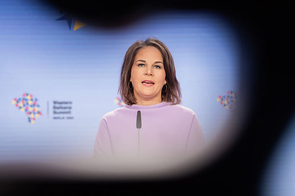 Verteidigungsministerin Christine Lambrecht (SPD) und Außenministerin Annalena Baerbock (Grüne) fordern mehr Geld für die militärische Unterstützung der Ukraine.  