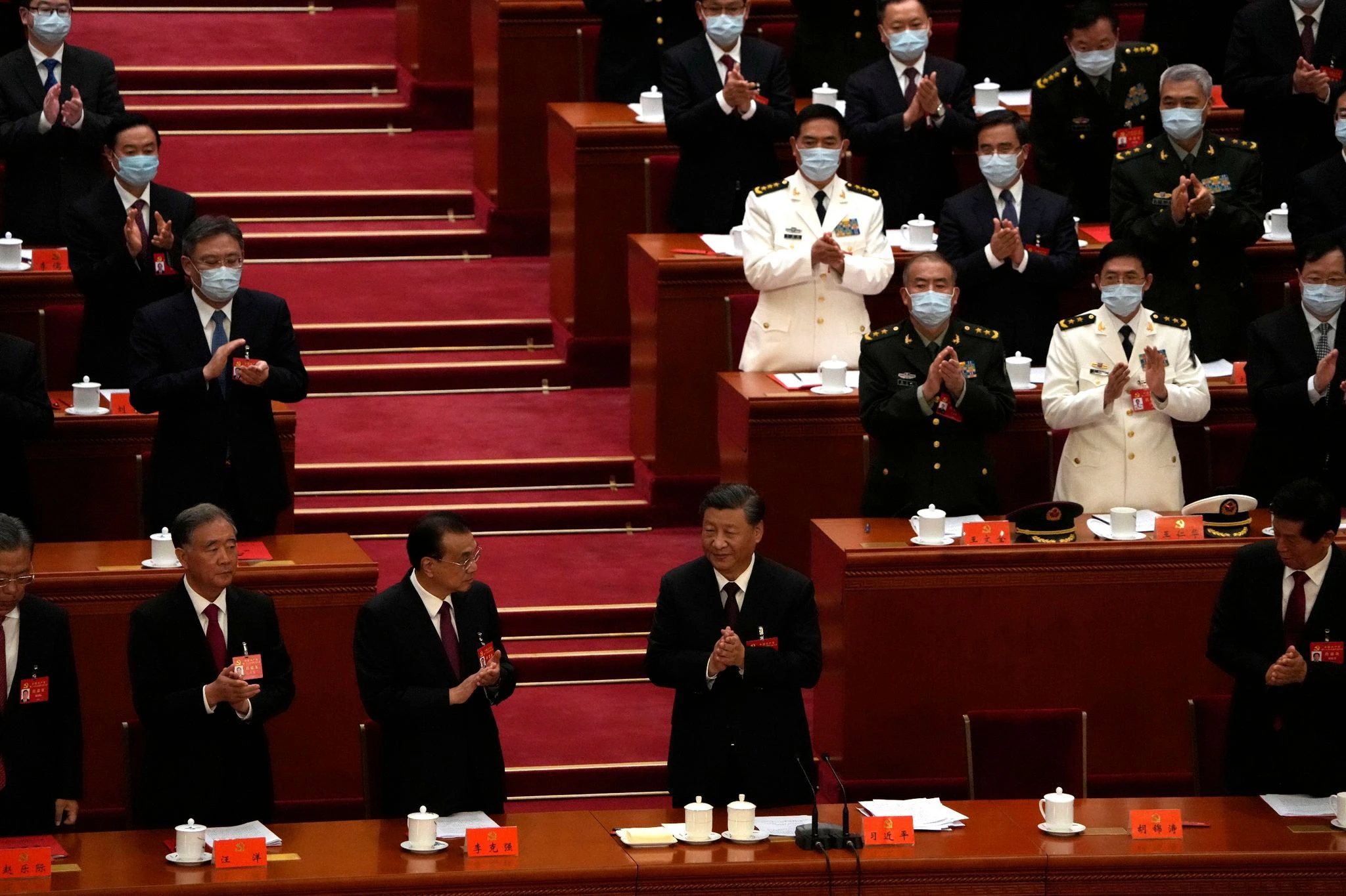 Xi Jinping und andere Delegierte applaudieren während der Abschlusszeremonie des 20. Nationalkongresses.  