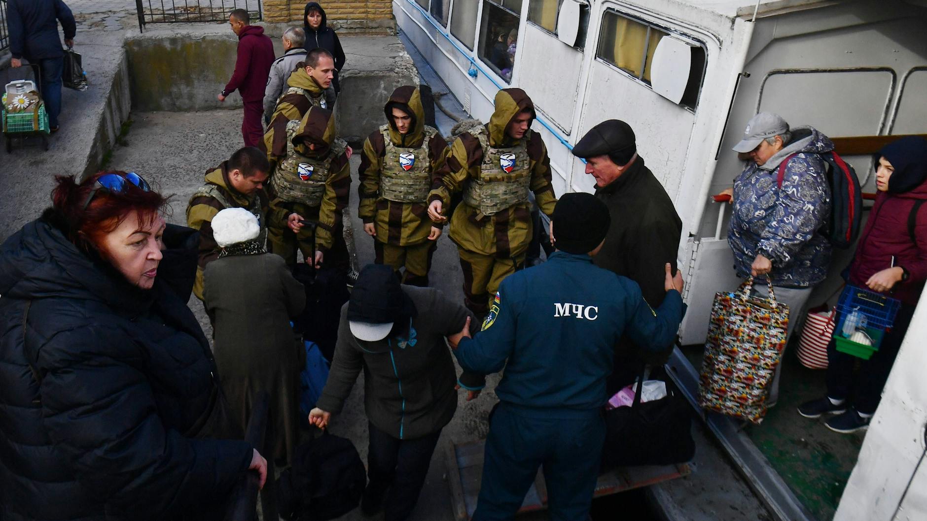 Russland zwingt Zivilisten aus Cherson zur Flucht auf die andere Seite des Dnipro. Experten halten es für möglich, dass Russland eine Aktion unter falscher Flagge durchführen könnte, um es der Ukraine anzuhängen.