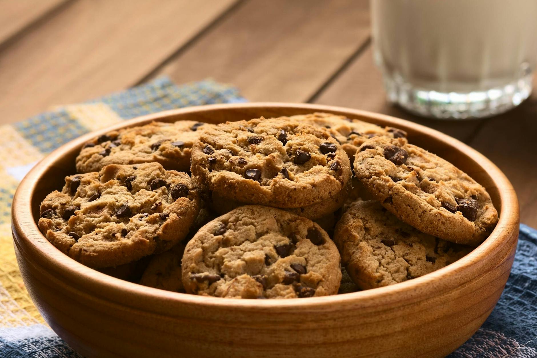 Diese leckeren Schoko-Cookies mit Spekulatius-Geschmack passen perfekt in den Herbst - probieren Sie das Rezept unbedingt aus!