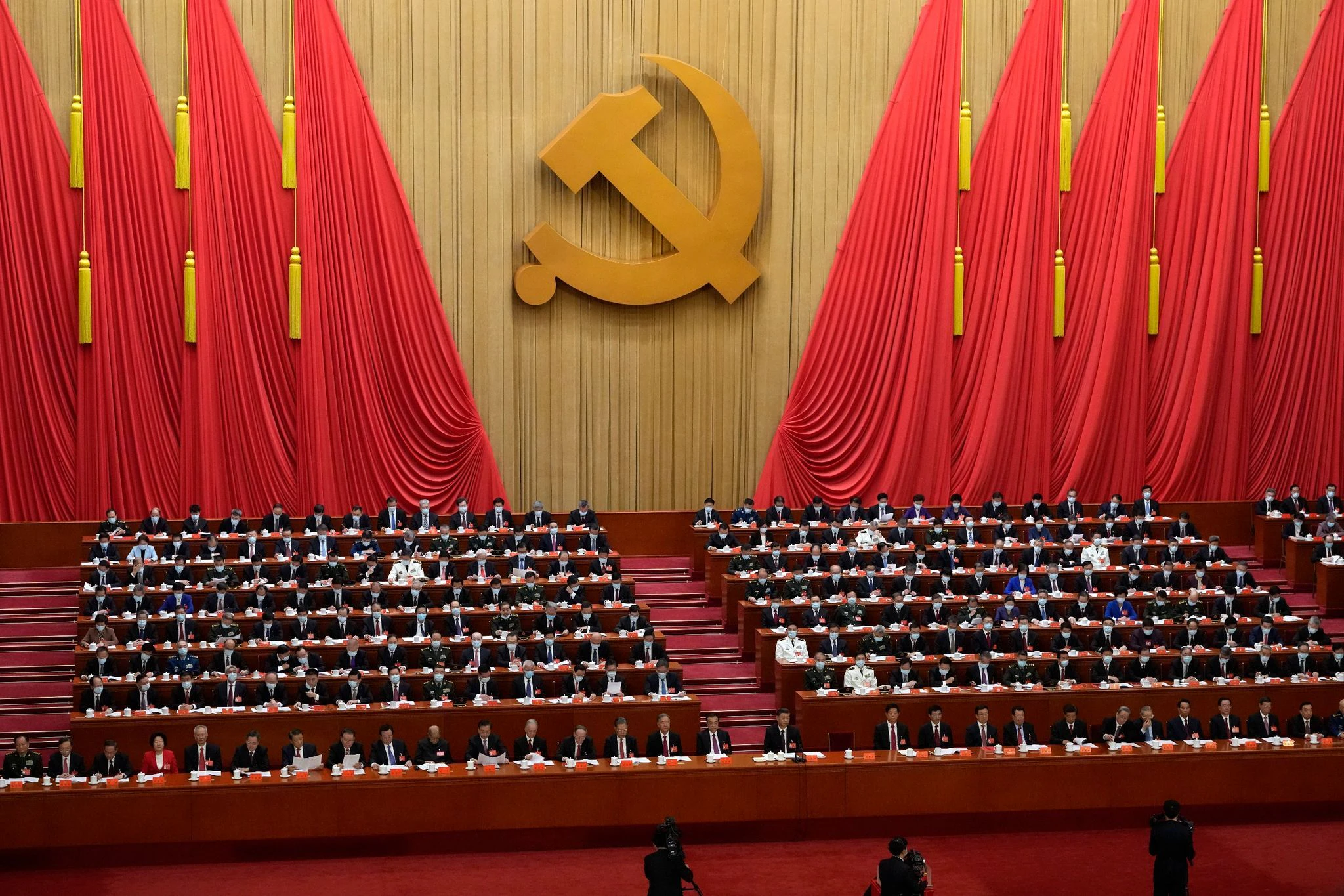 Delegierte nehmen an der Abschlusszeremonie des Nationalkongresses in der Großen Halle des Volkes in Peking teil.  