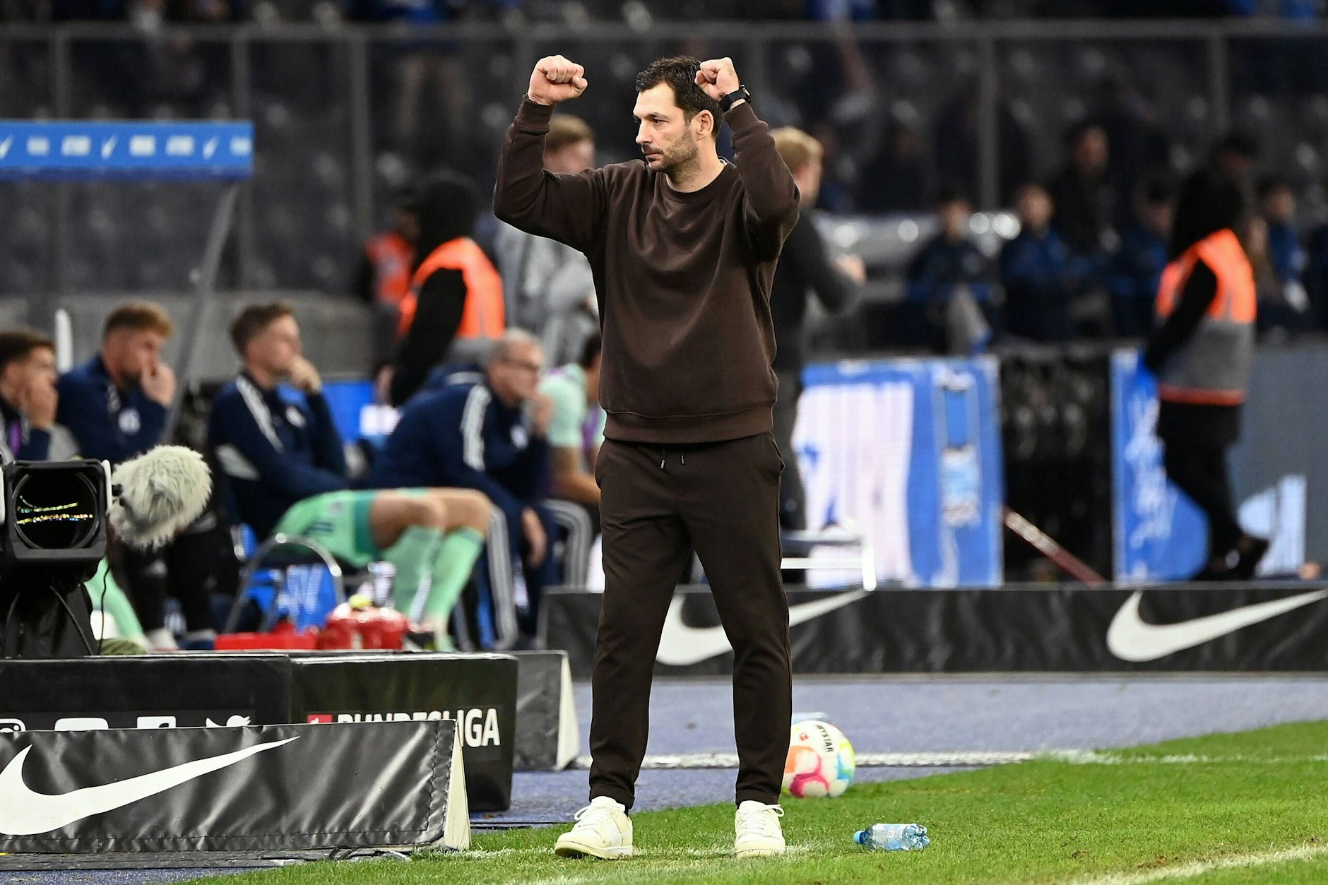 Herthas Trainer Sandro Schwarz hebt nach dem Abpfiff die Siegerfäuste. Vorher ging es etwas wilder zu.