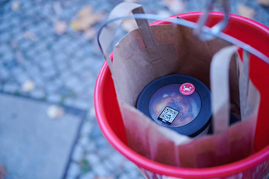 PRODUKTION - Das japanische Gericht Ramen kommt im Eimer zu seinem Kunden.  