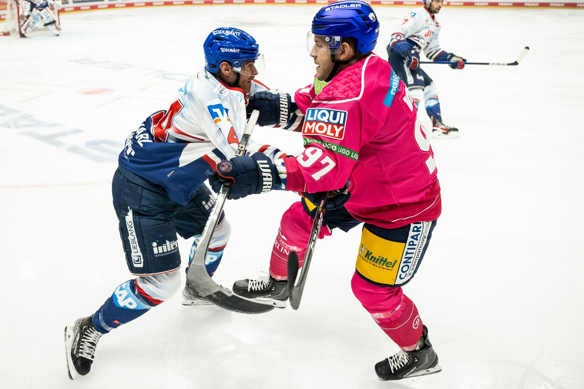 So wie Jordan Szwarz und Matt White liefern sich Mannheimer Adler und Berliner Eisbären auch diesmal wieder einen heißen Tanz.