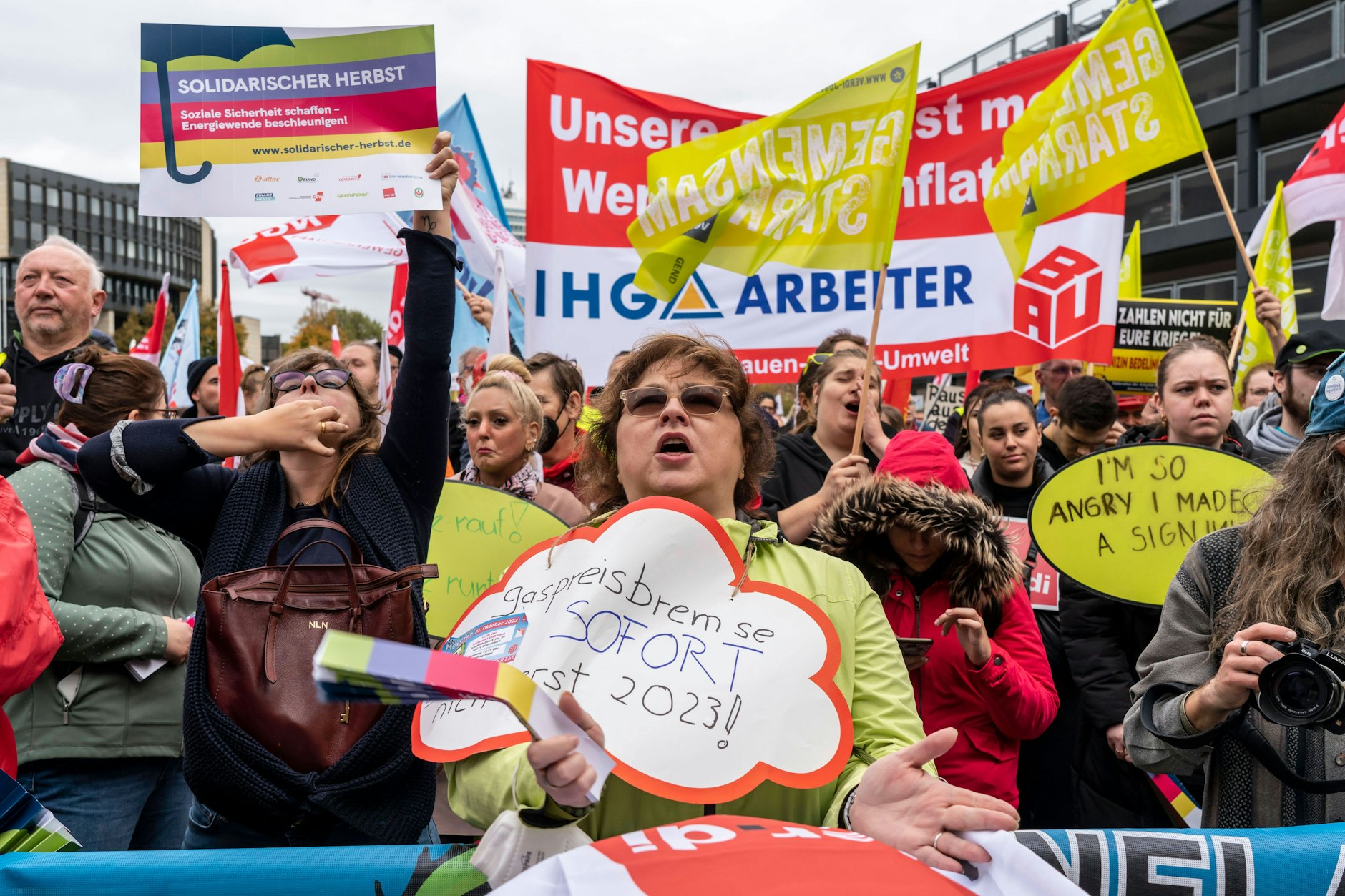 Bei bundesweiten Demos forderten Bürger und Gewerkschafter am Sonnabend wie hier in Düsseldorf eine schnellere Gaspreisbremse und mehr Hilfe in der Energiekrise.