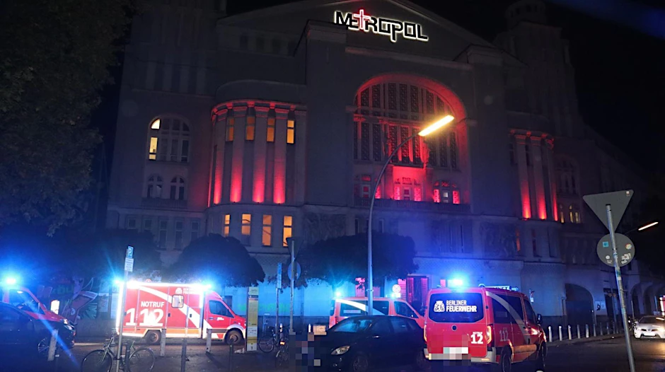 Die Feuerwehr Berlin vor dem Metropol am Berliner Nollendorfplatz