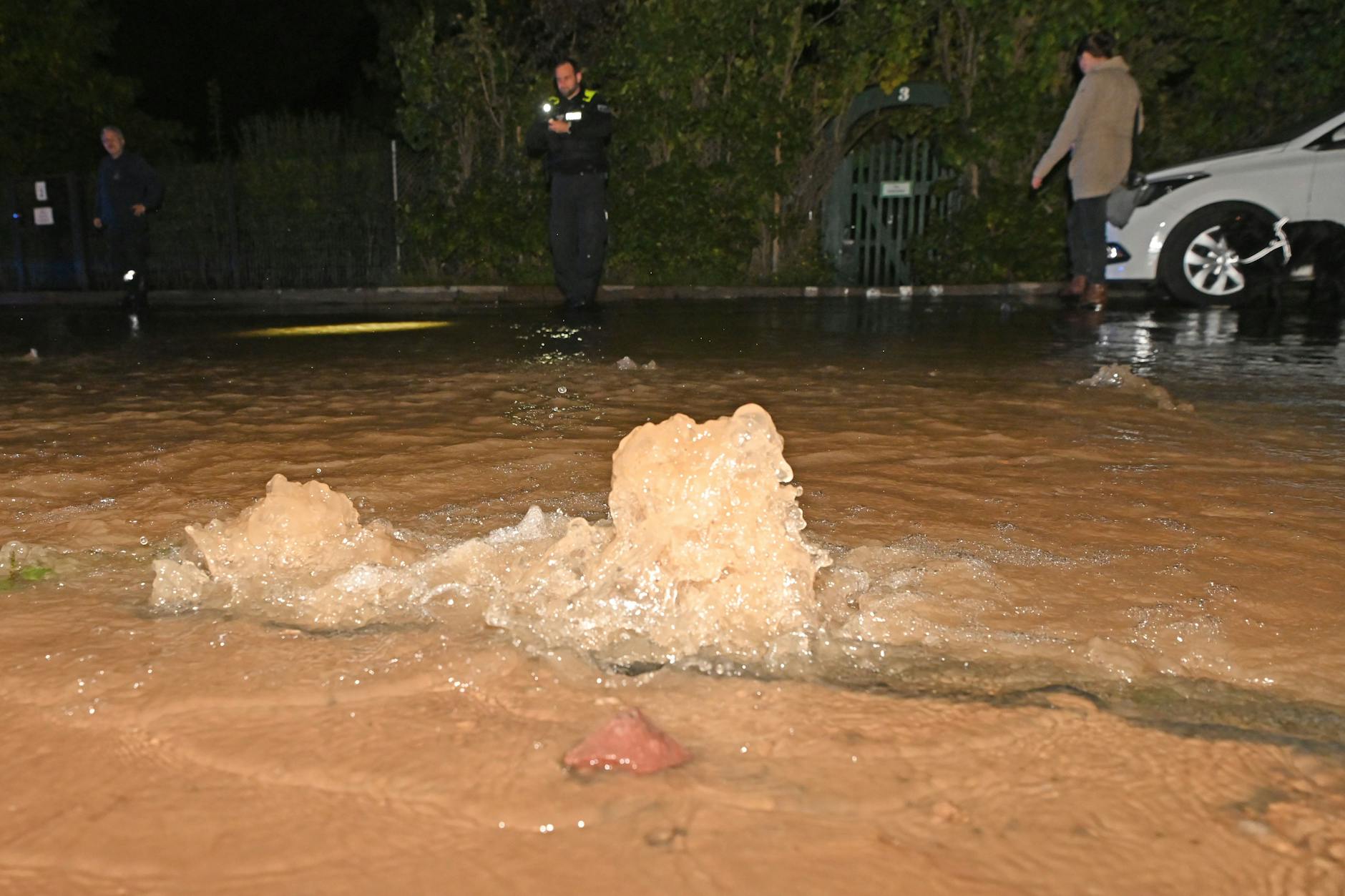 Anfang Oktober in Lichtenberg: Wasser sprudelt aus der Erde in der Gotlindestraße. Drei Keller und eine Tiefgarage waren nach einem Rohrbruch vollgelaufen.