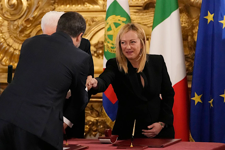 Der stellvertretende Ministerpräsident Italiens, Matteo Salvini, gratuliert der neuen Ministerpräsidentin Giorgia Meloni bei der Vereidigungszeremonie.  