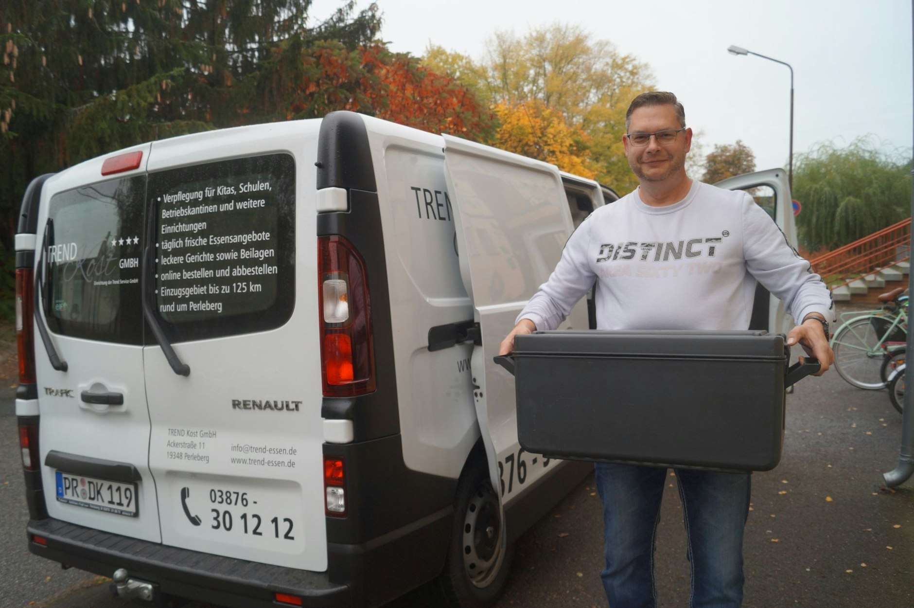 PRODUKTION - Olaf Behrend vom Caterer «Trend Kost» aus Perleberg liefert das Essen für die Kita Dossespatzen.  pa