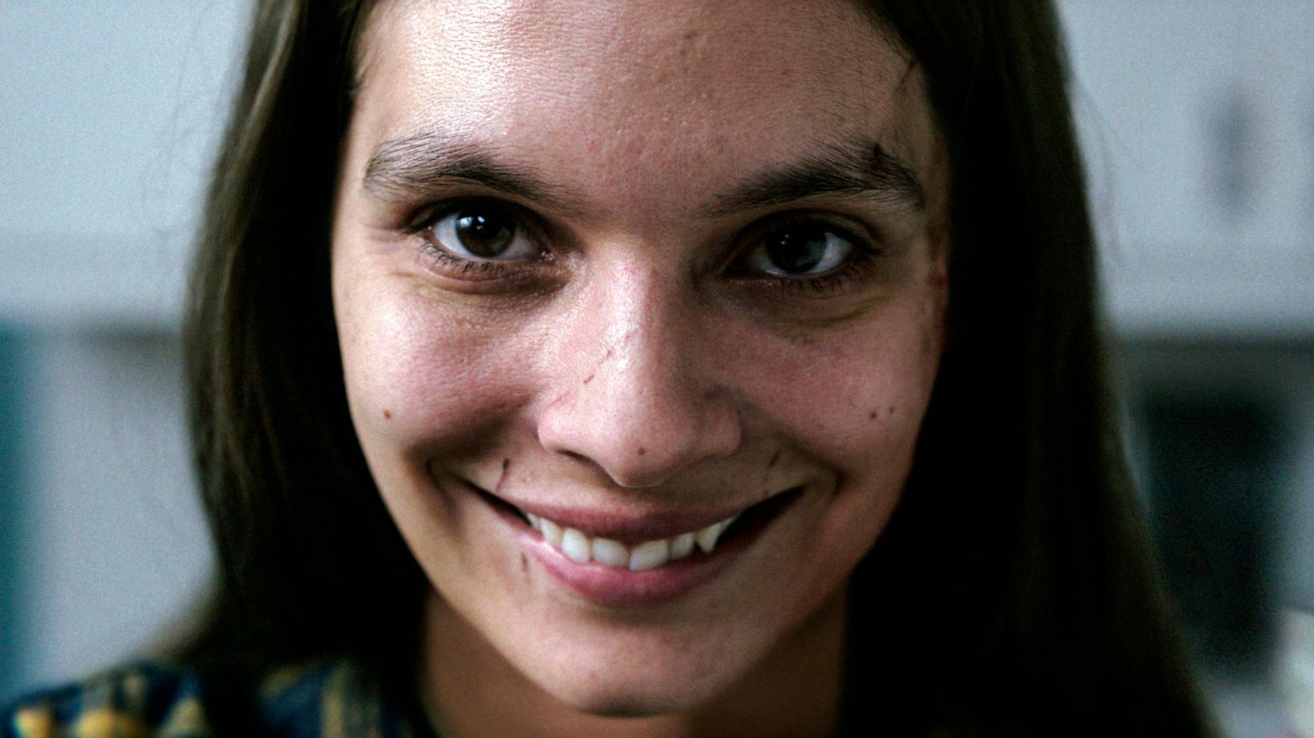 Caitlin Stasey spielt die Hauptrolle im Film Smile, der als einer der schlimmsten Gruselfilme der letzten Jahre gehandelt wird.