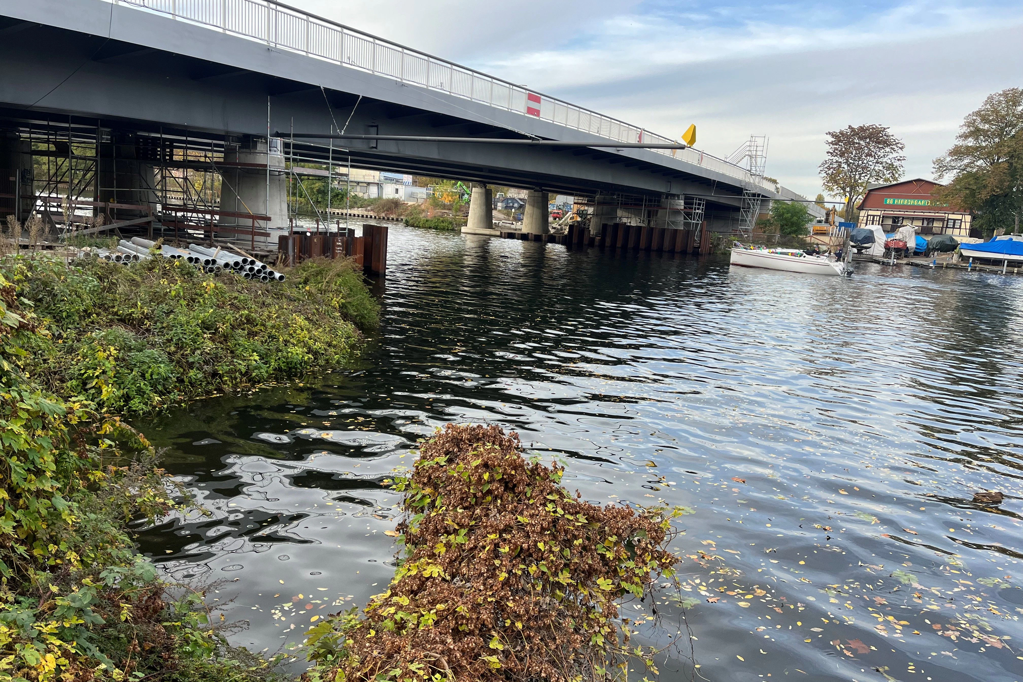 Die neue Querung der Köpenicker Müggelspree von der Südseite aus. In diesem Bereich muss noch ein Uferweg wiederhergestellt werden. Radfahrer und Fußgänger müssen seit Jahren Umwege in Kauf nehmen.
