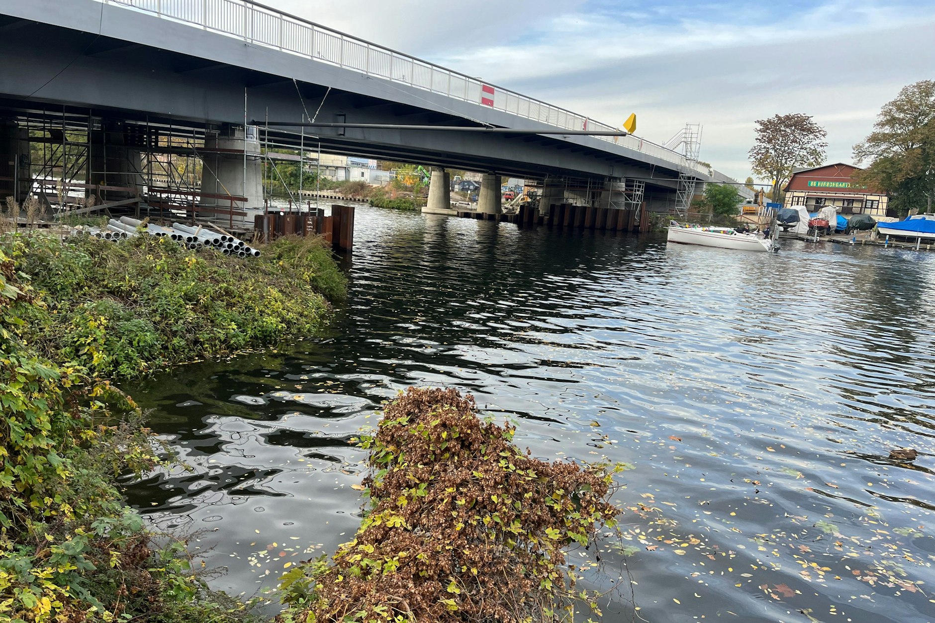 Die neue Querung der Köpenicker Müggelspree von der Südseite aus. In diesem Bereich muss noch ein Uferweg wiederhergestellt werden. Radfahrer und Fußgänger müssen seit Jahren Umwege in Kauf nehmen.