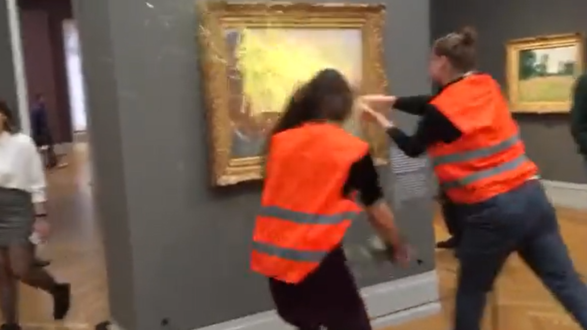 Die Aktivisten von der Letzten Generation kippten Kartoffelbrei auf das Gemälde in Potsdam.