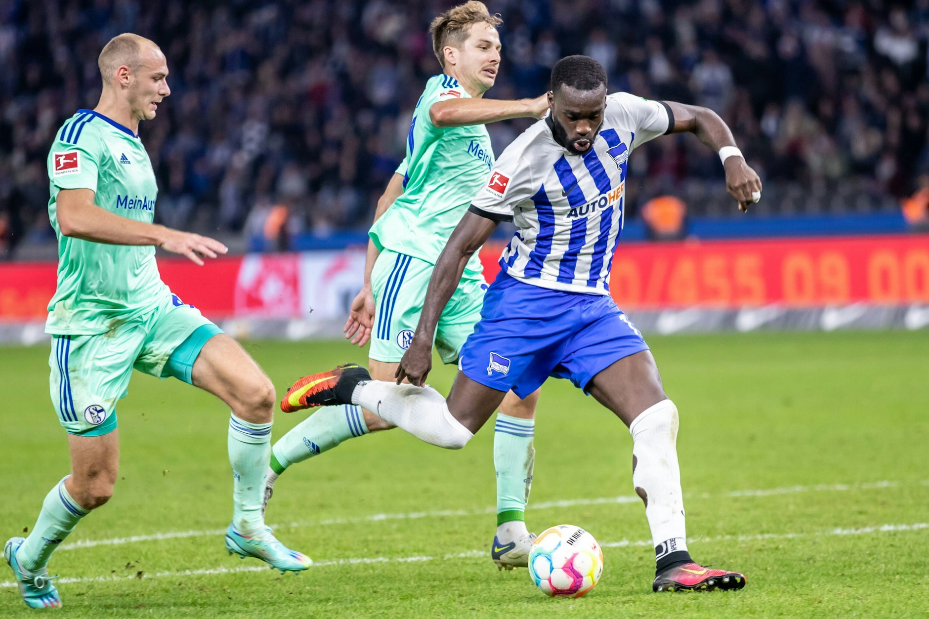 Was für ein Hammerschuss! Lucas Tousart traf aus 25 Metern zum 1:0 für Hertha. Seinen Schuss konnte Schalkes Keeper Schwolow nicht feszhalten.