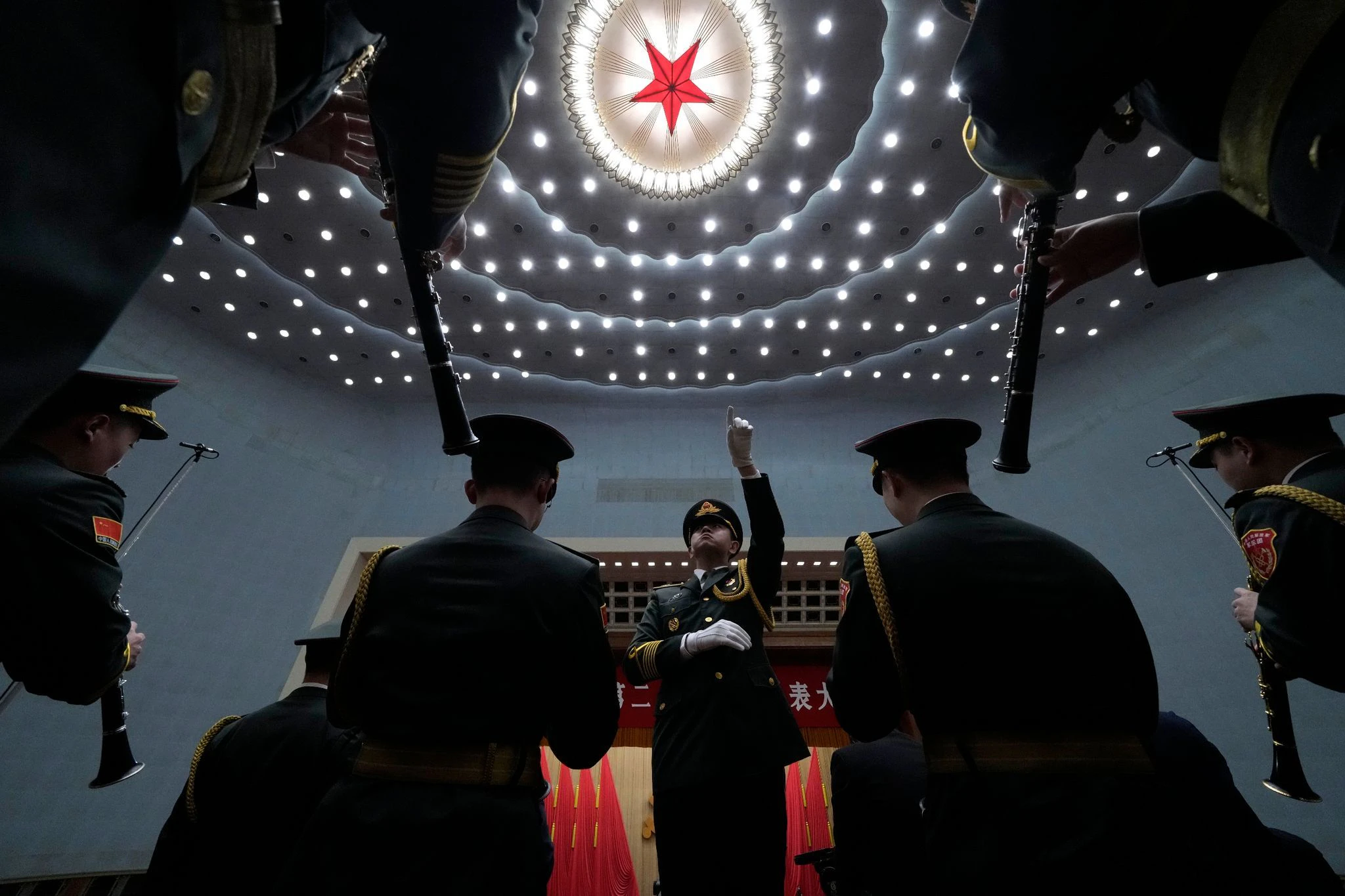 Chinesische Soldaten musizieren während der Abschlusszeremonie.  