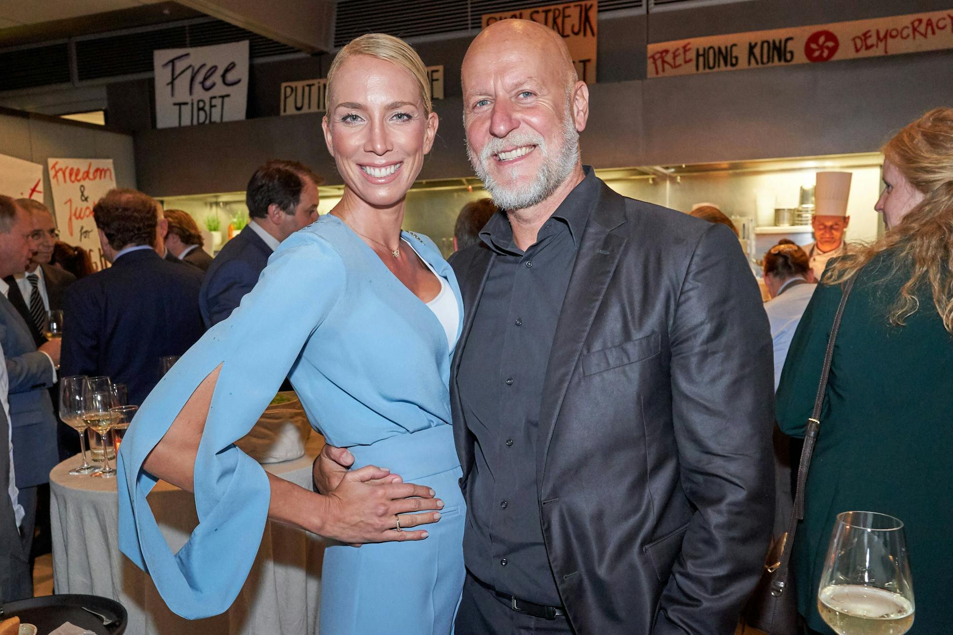 Rainer Schaller mit Freundin Christiane Schikorsky 2019 im Dachgartenrestaurant des Deutschen Bundestages