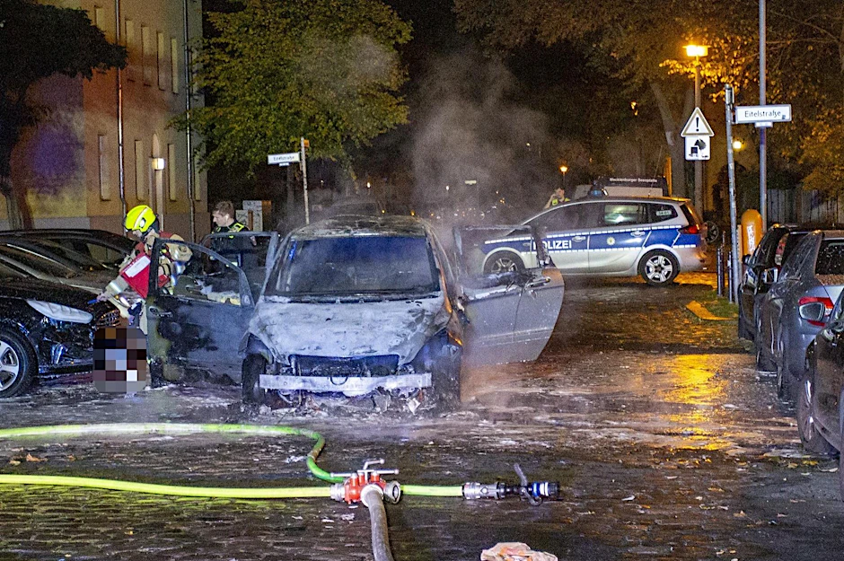 Der Mercedes brannte vollständig aus.