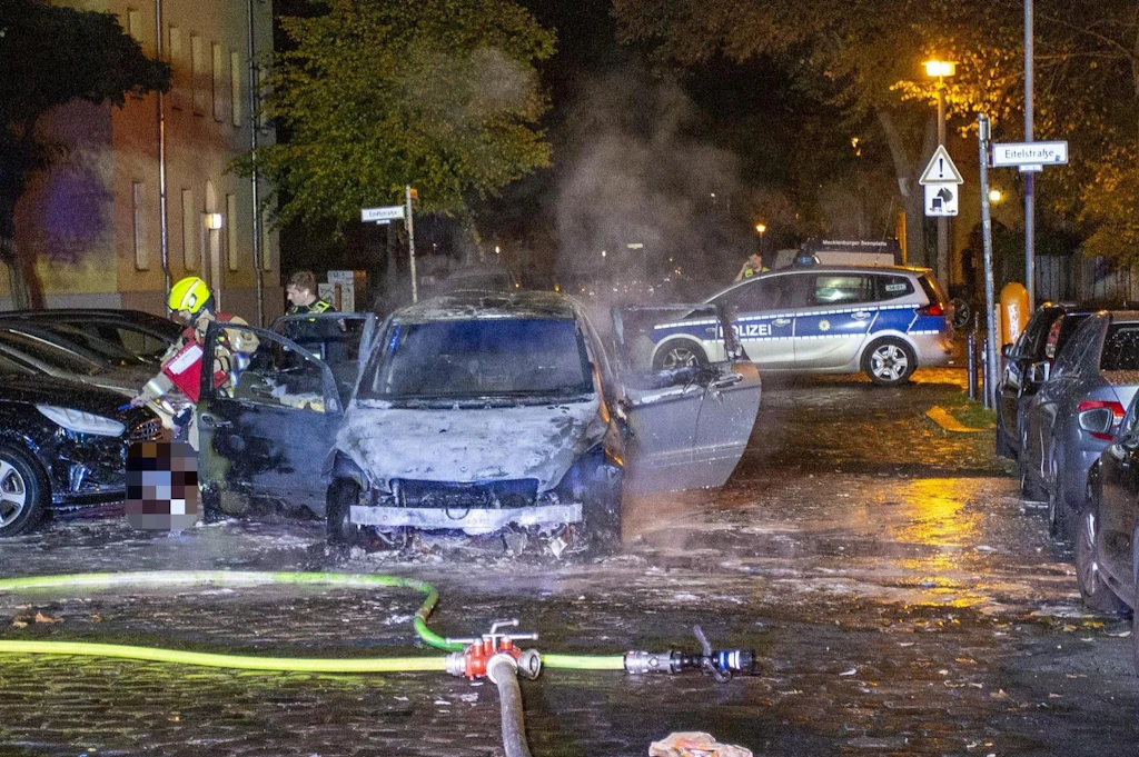 Defekt: Mercedes geht in Berlin auf offener Straße in Flammen auf
