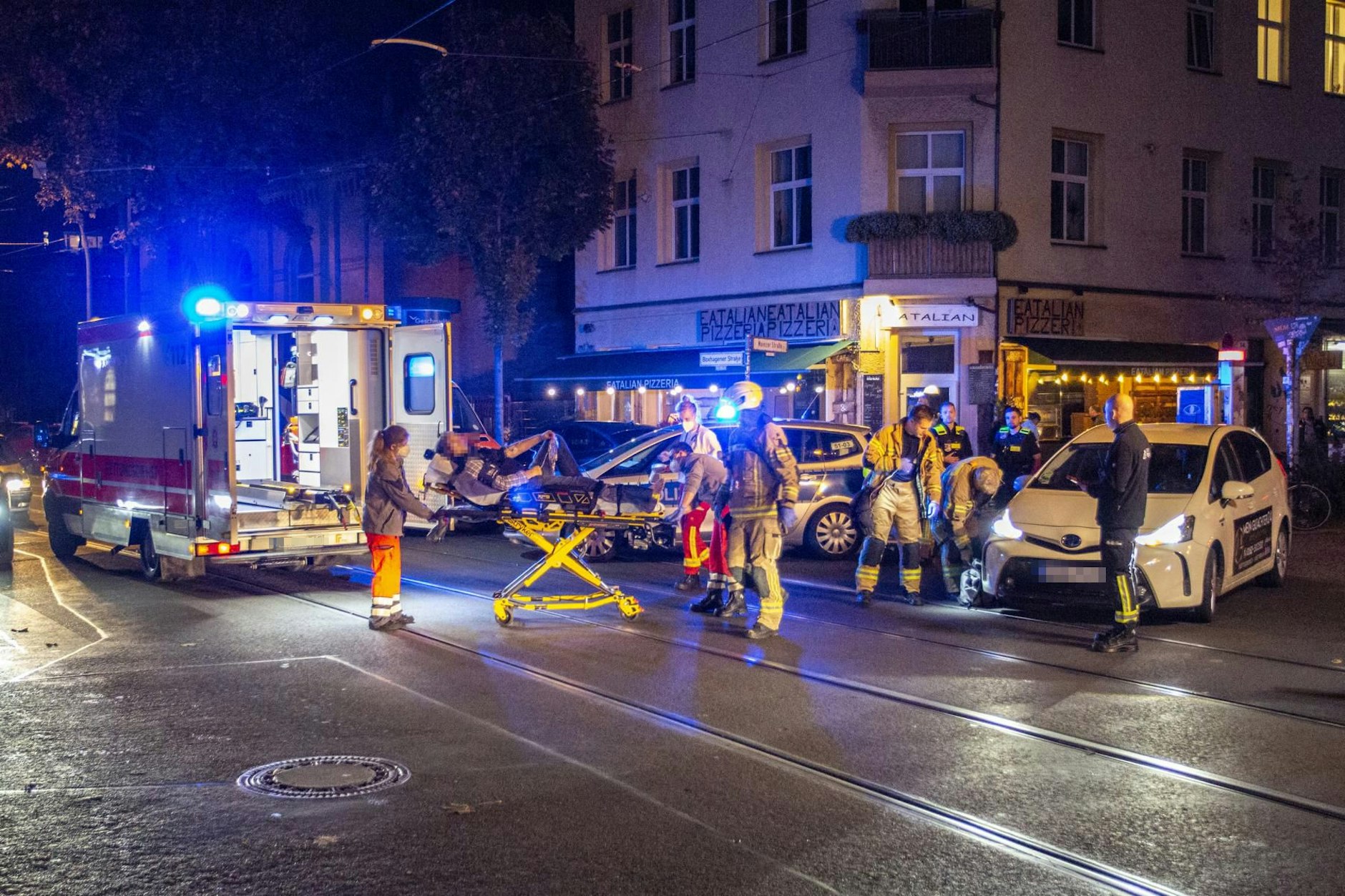 Der verletzte Radfahrer wird in den Rettungswagen gebracht, der aus Lichtenrade fast 19 Kilometer bis nach Friedrichshain brausen musste.