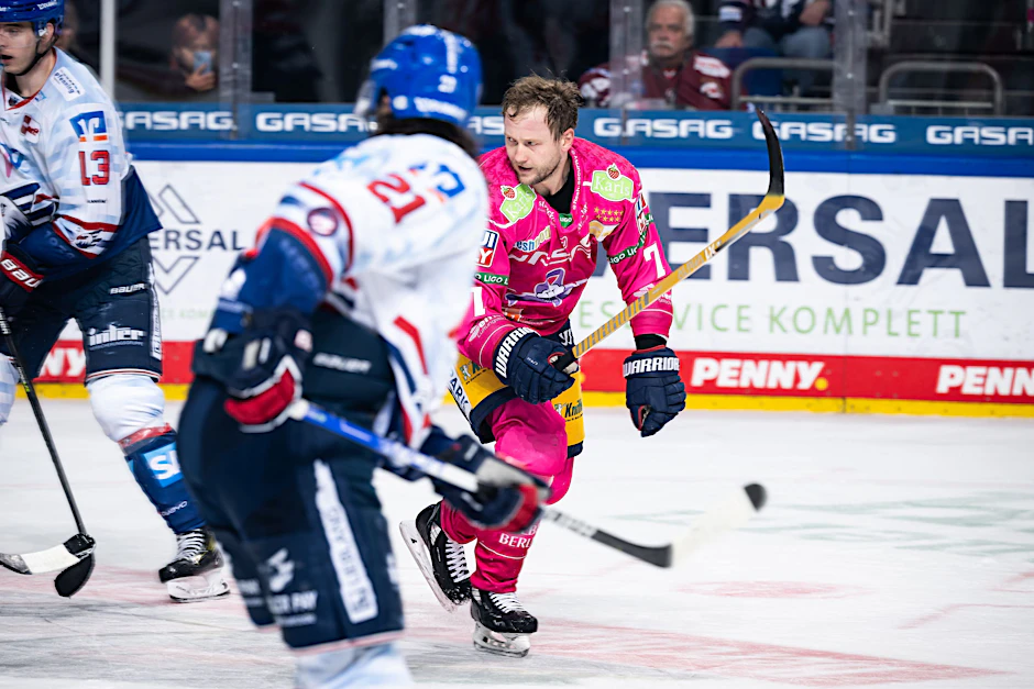 Frank Hördler von den Eisbären Berlin wurde im Spiel gegen Mannheim der Helm vom Kopf gerissen.&nbsp;