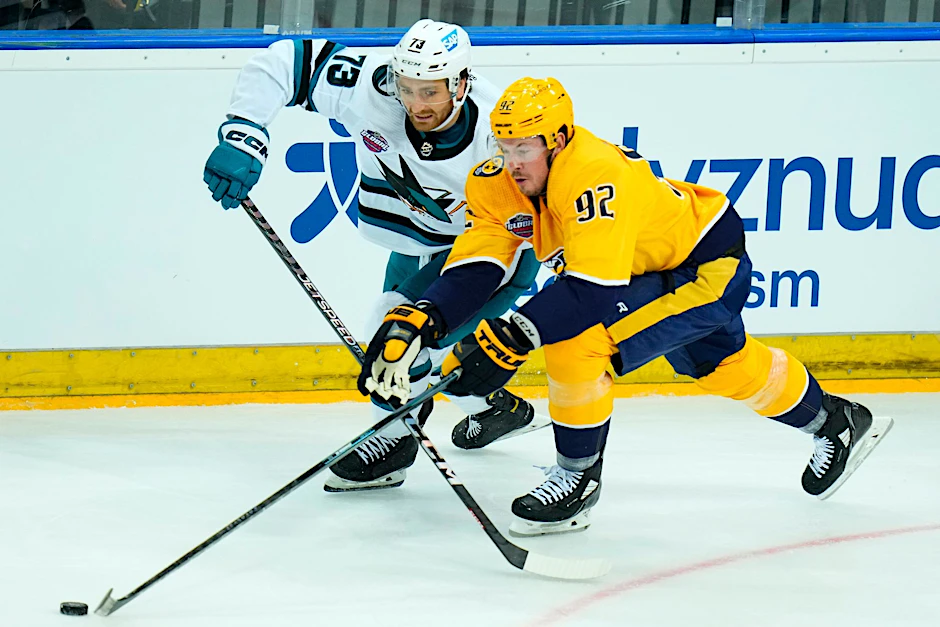 Ryan Johansen (r) von den Nashville Predators kämpft mit Noah Gregor von den San Jose Sharks um den Puck.  