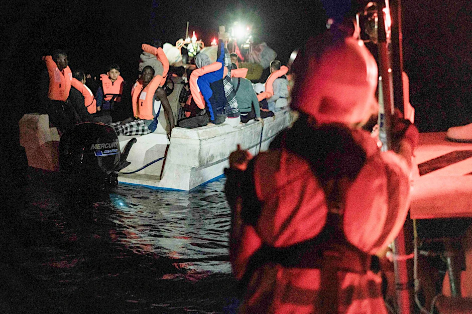 Die private Hilfsorganisation SOS Méditerranée hat im Mittelmeer Migranten von einem seeuntauglichen Schlauchboot gerettet.  