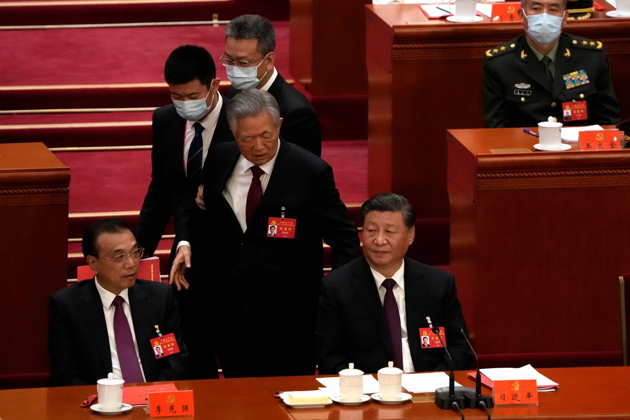 Der ehemalige Staatspräsident Hu Jintao geht an Xi Jinping (r) und Premierminister Li Keqiang vorbei.  