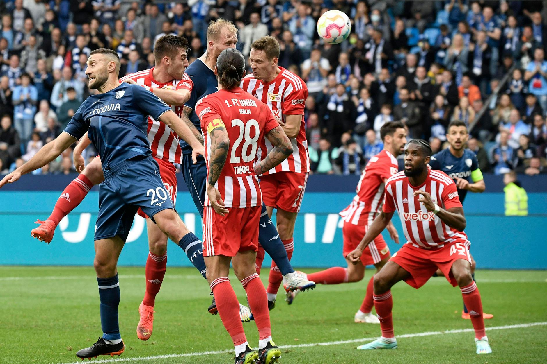 Philipp Hofmann vom VfL Bochum setzt sich gegen Unions Robin Knoche und Paul Jaeckel durch und erzielt die Führung für die Hausherren.