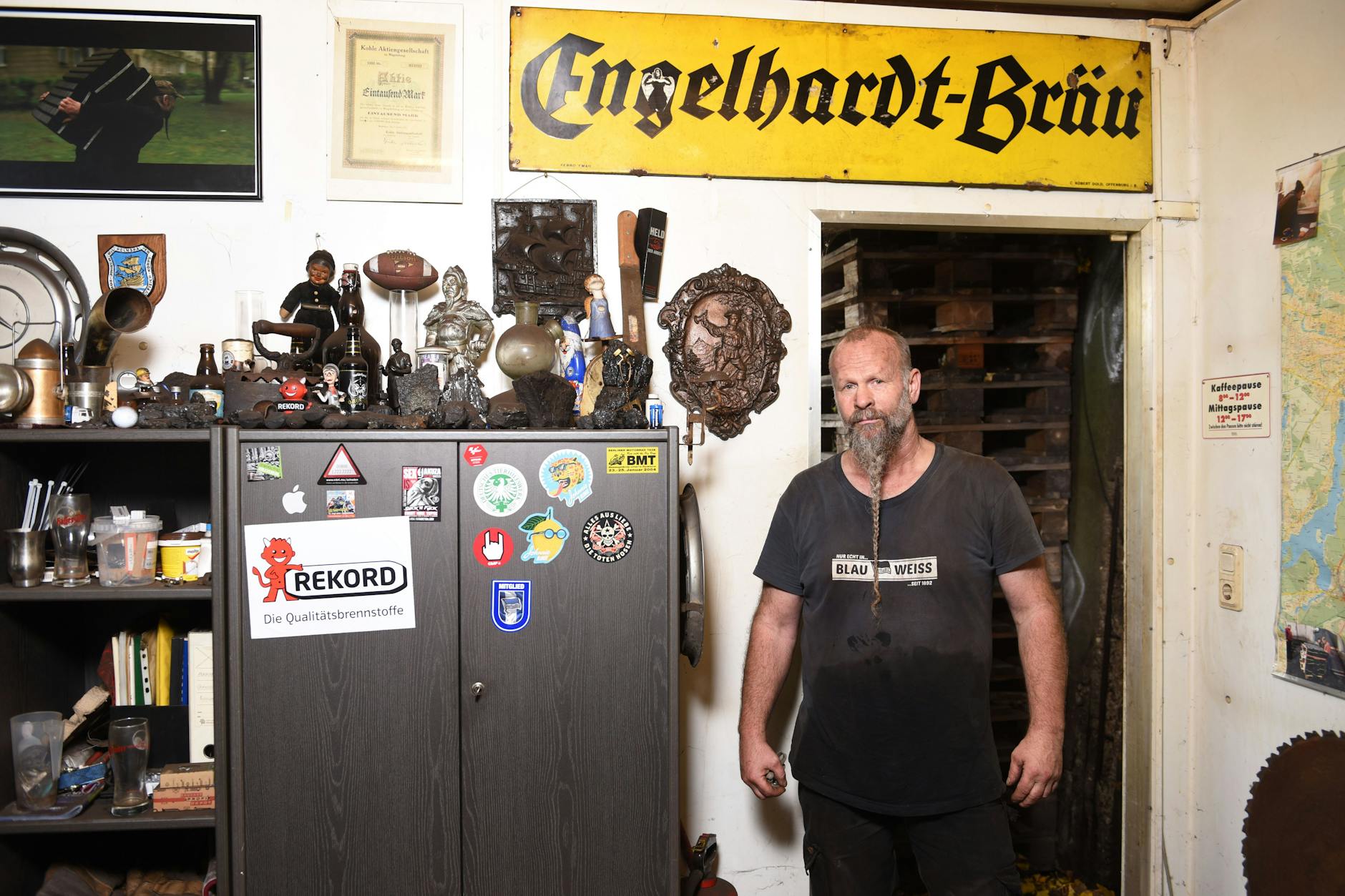 Arnd Teiche, der letzte Kohlenhändler im Prenzlauer Berg. Hier neben Fundstücken aus Kohlekellern und Branchen-Devotionalien.