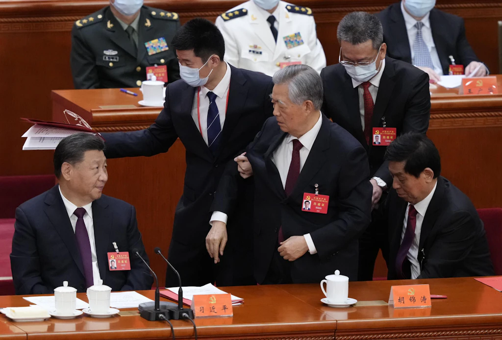 Brutaler Abgang: Früher mächtigster Mann in China, jetzt aus dem Saal geschoben