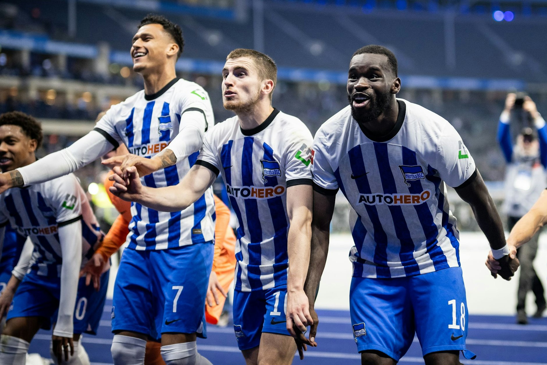 Davie Selke, Jonjoe Kenny und Wilfried Kanga (v.l.) jubeln in der Ostkurve mit Herthas Fans nach dem ersten Heimsieg. Doch die knallharte Analyse des Spiels wird Montag von Trainer Sandro Schwarz folgen.&nbsp;