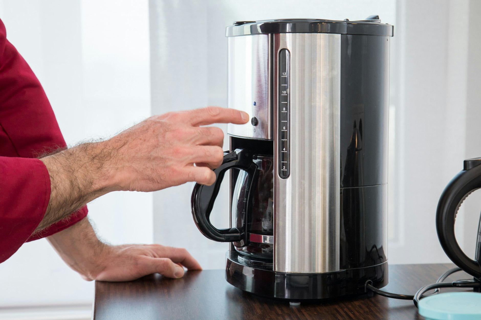 Ein Mann bedient eine Kaffeemaschine.