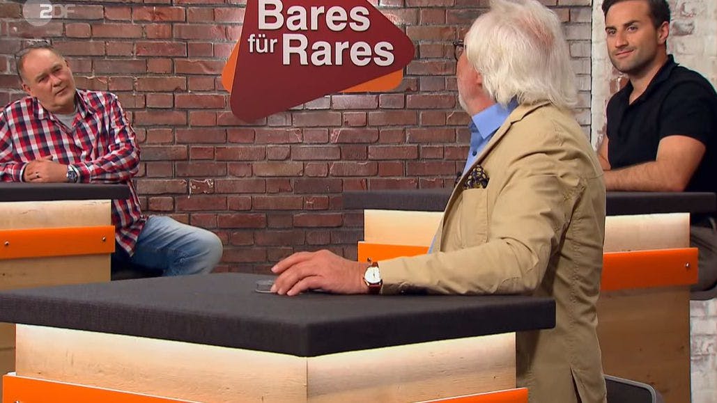 Augenkontakt! Walter „Waldi“ Lehnertz (li.) will die Dose für die Eifel, Friedrich Häusser hält volle Pulle dagegen.