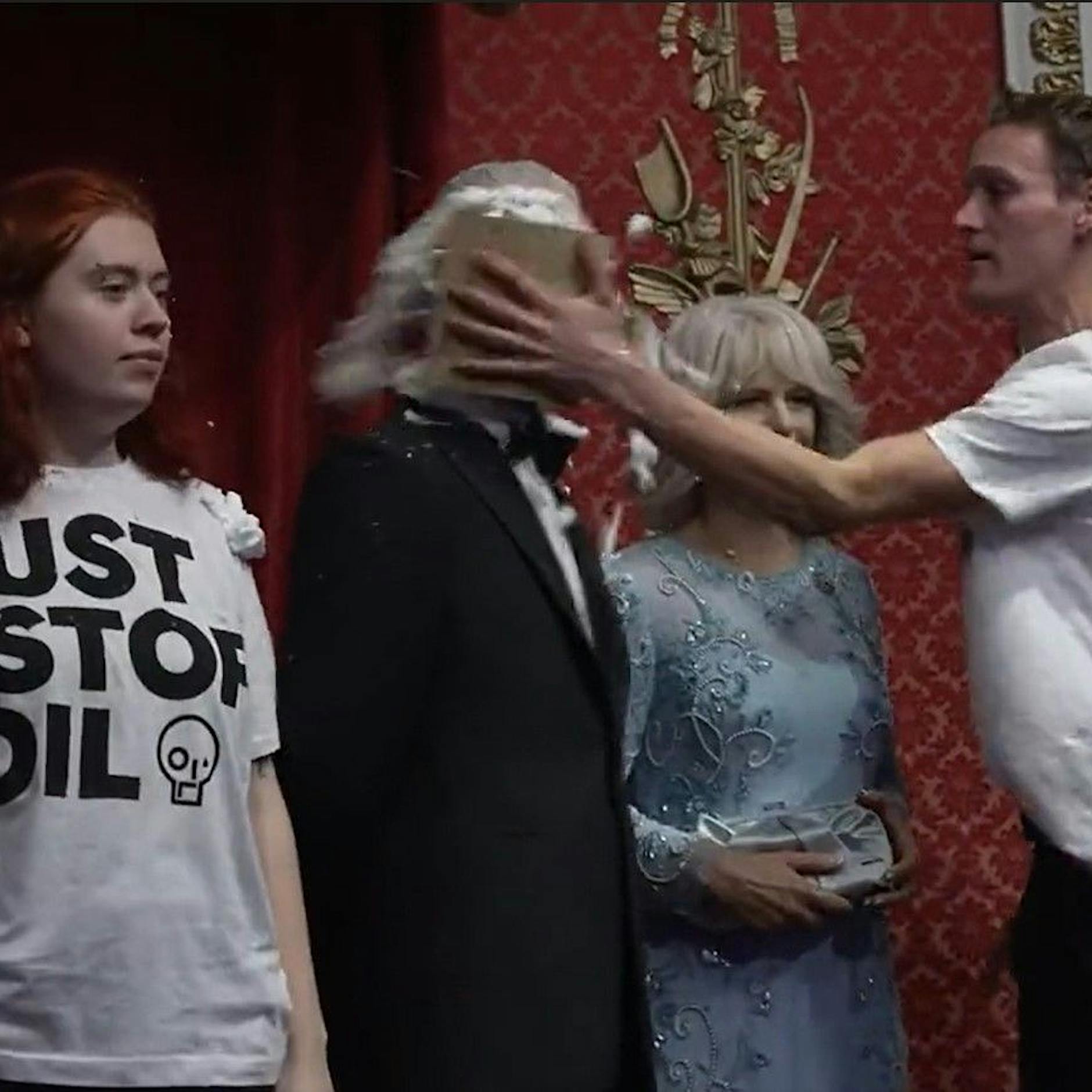 Klima-Aktivisten: „König Charles III.“ mit Schokokuchen beworfen (Video)