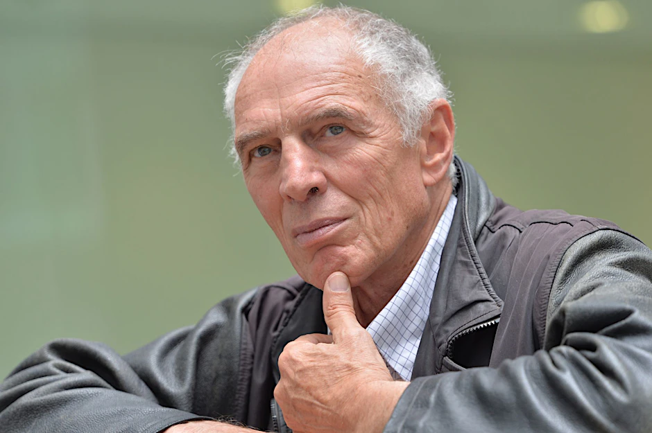 ARCHIV - Hatte im Sommer 2021 bereits mit dem Franzosen Victor Wembanyama zusammengearbeitet: Basketball-Guru Holger Geschwindner.  
