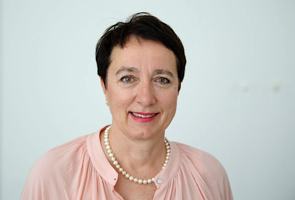 ARCHIV - Janny Armbruster (Bündnis 90/Die Grünen), Behindertenbeauftragte Brandenburgs, lächelt in die Kamera.  /Archiv