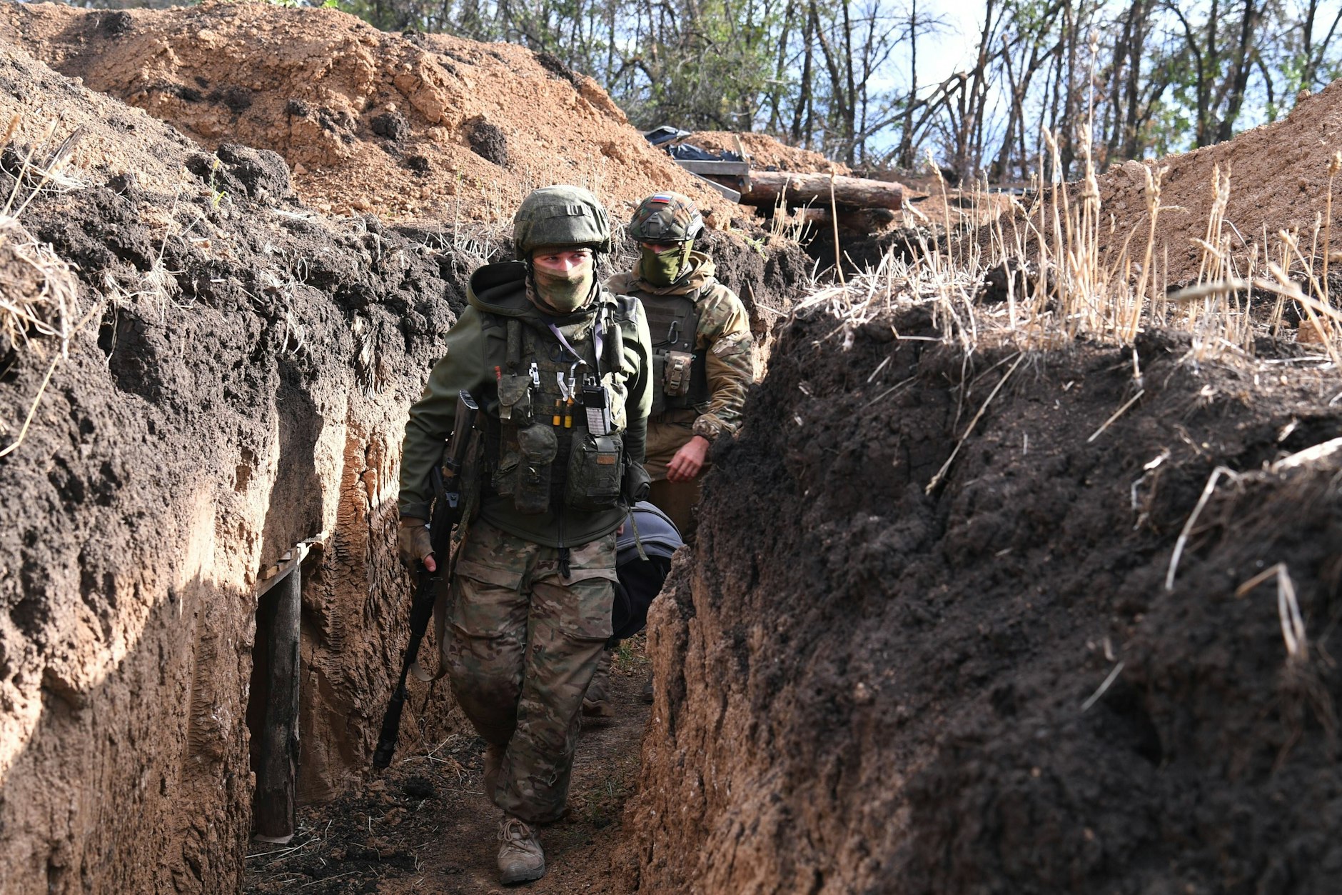 Bakhmut (Donezk): Russische Söldner der Gruppe Wagner befinden sich in einem Schützengraben.