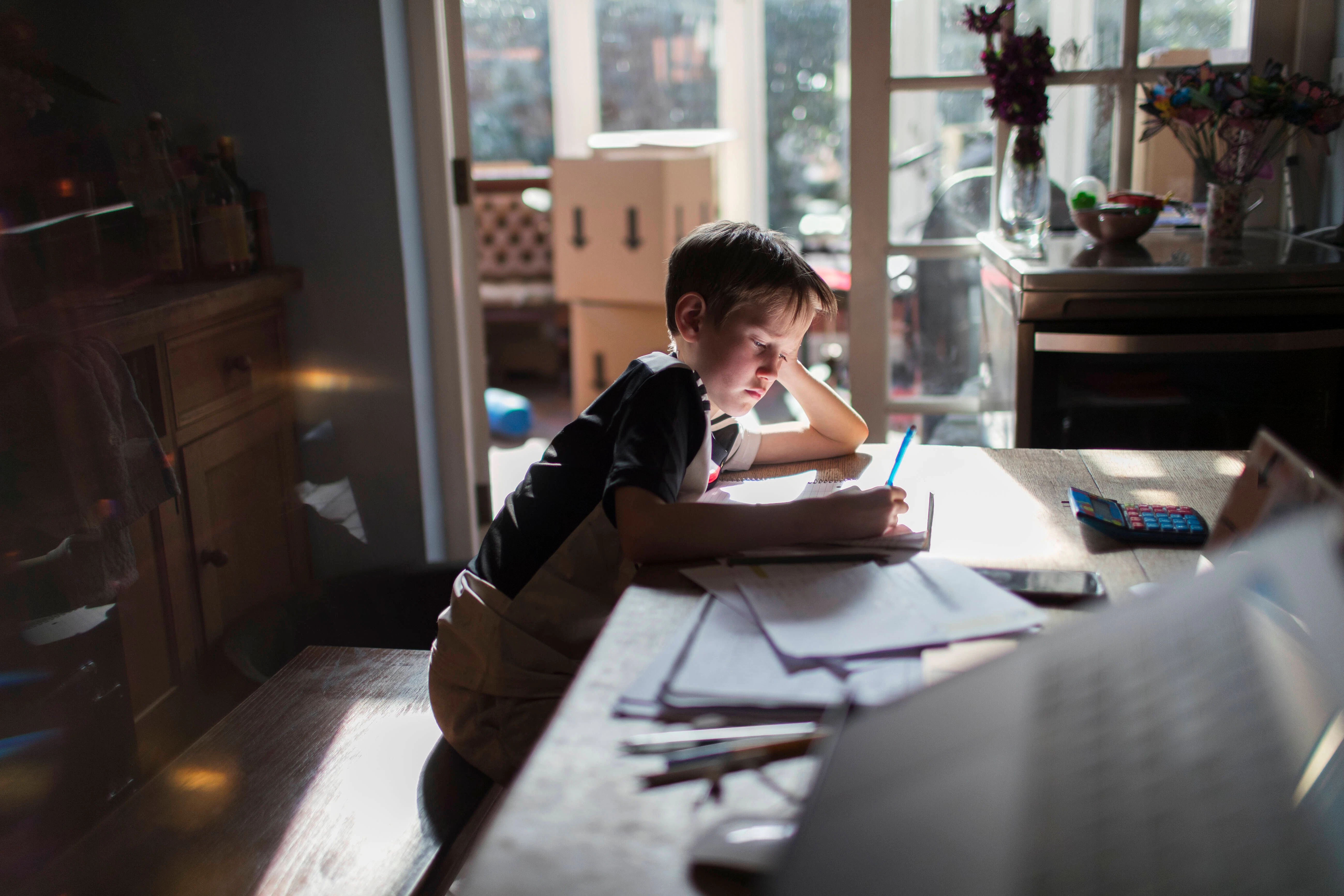 Die Umstellung ins Schulleben kann Kinder auch mal überfordern. Da ist es wichtig, besonders einfühlsam zu sein.
