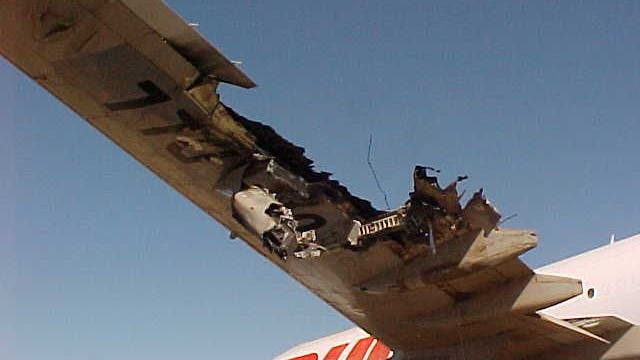 Die von einer Rakete zerfetzte linke Tragfläche des Airbus A300, der 2003 noch landen konnte.