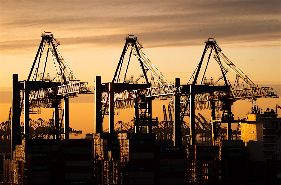 Ein Containerschiff der China Ocean Shipping Company (COSCO) wird am Containerterminal Tollerort der Hamburger Hafen und Logistik AG (HHLA) entladen.&nbsp;Offenbar darf sich Cosco nun doch an einem Container-Terminal in Hamburg beteiligen.&nbsp;