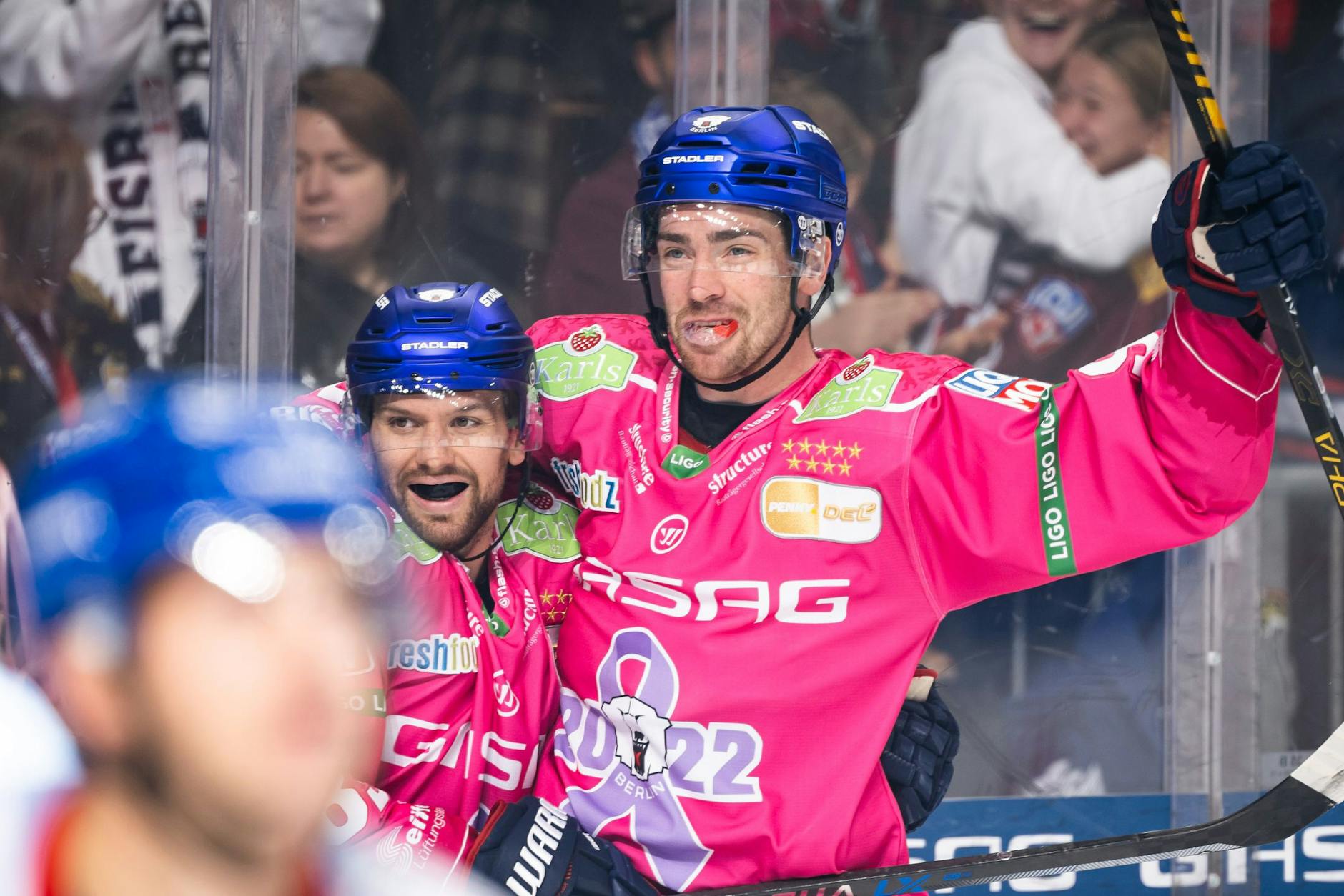 Eisbär Marcel Noebels (r.) freut sich zusammen mit Zach Boychuk über sein 2:0 gegen die Adler Mannheim.