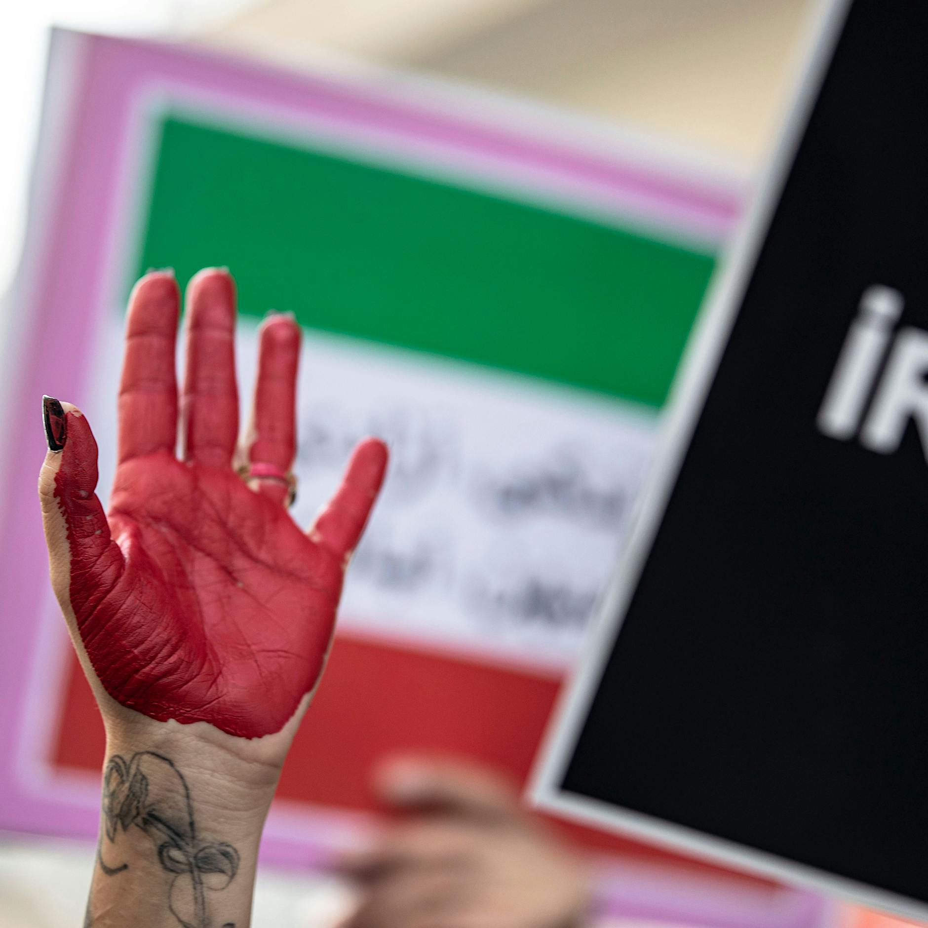 Iranische Menschenrechtler: 17-Jährige von Sittenpolizei totgeprügelt