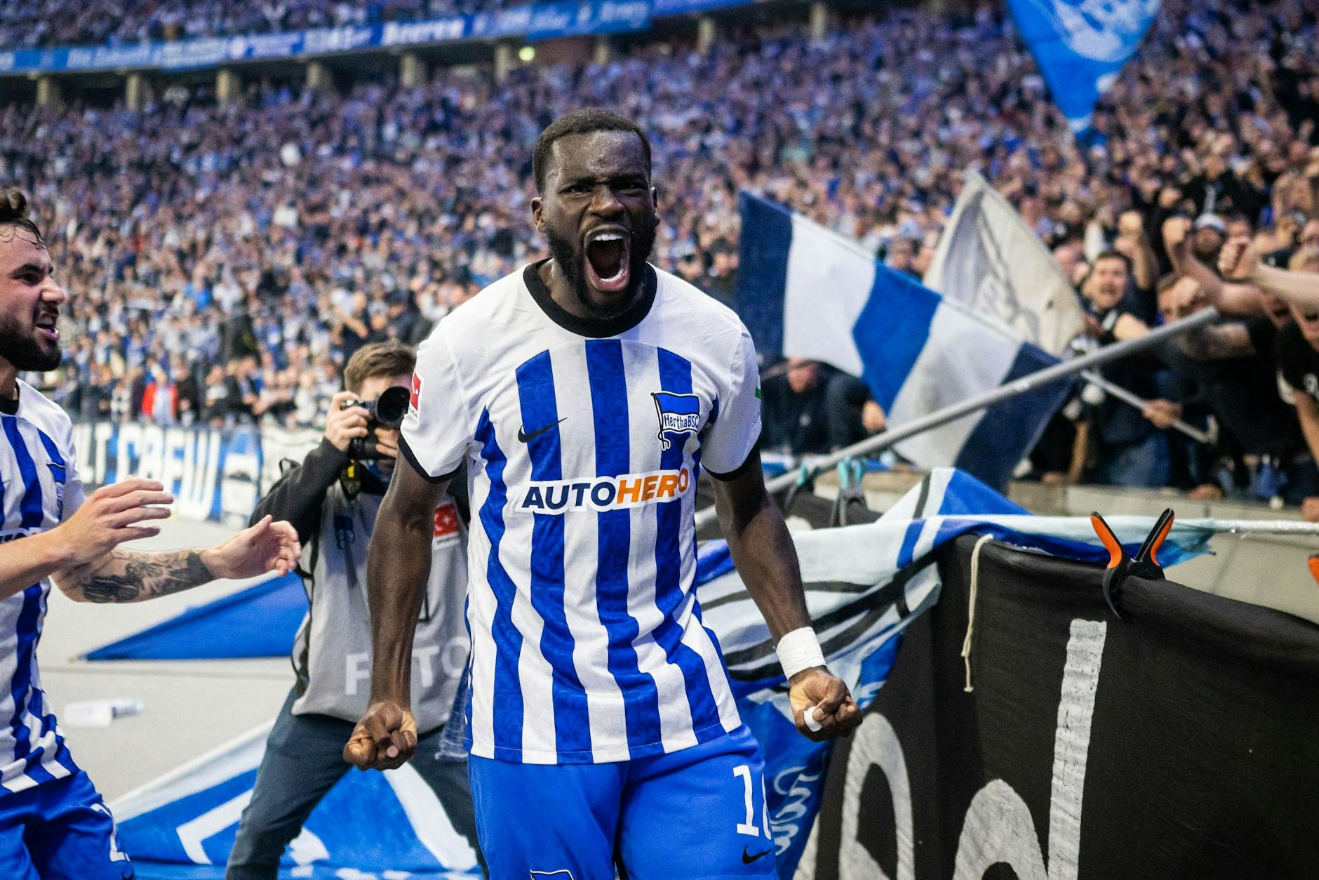 Wilfried Kanga stürmte nach seinem Treffer zum 2:1 in Richtung Ostkurve und feierte ausgelassen mit den Fans von Hertha BSC.