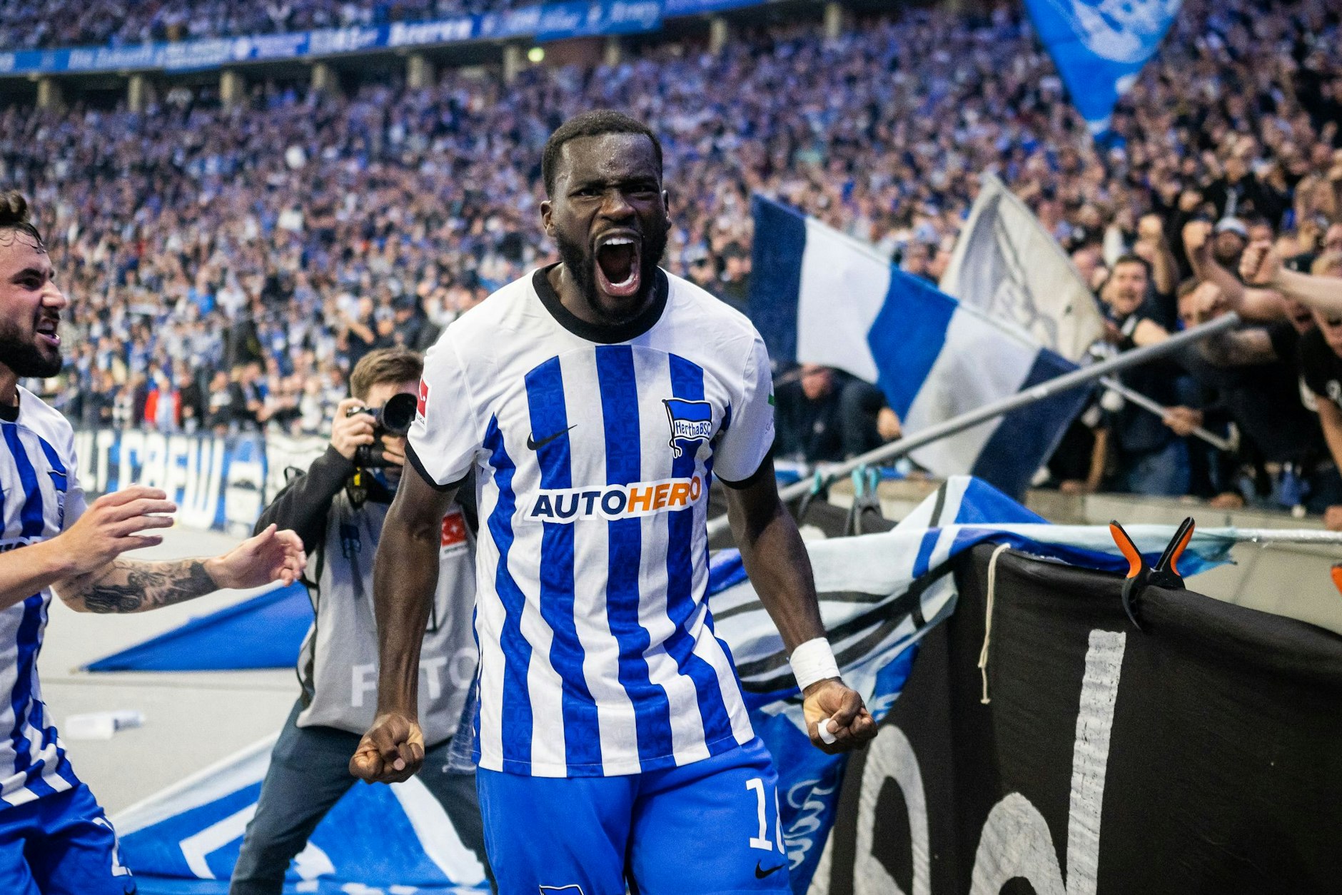 Wilfried Kanga stürmte nach seinem Treffer zum 2:1 in Richtung Ostkurve und feierte ausgelassen mit den Fans von Hertha BSC.