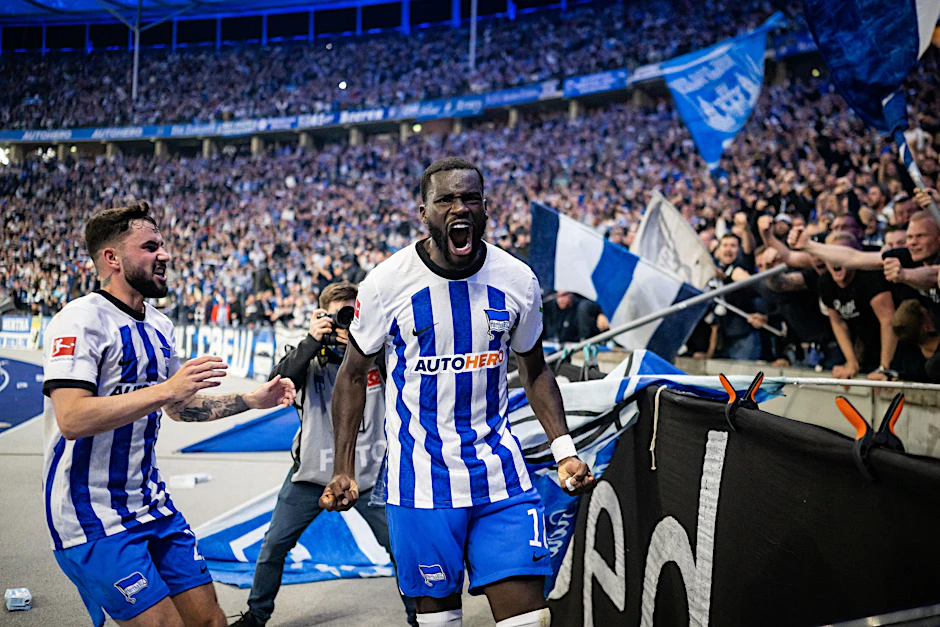 Wilfried Kanga stürmte nach seinem Treffer zum 2:1 in Richtung Ostkurve und feierte ausgelassen mit den Fans von Hertha BSC.