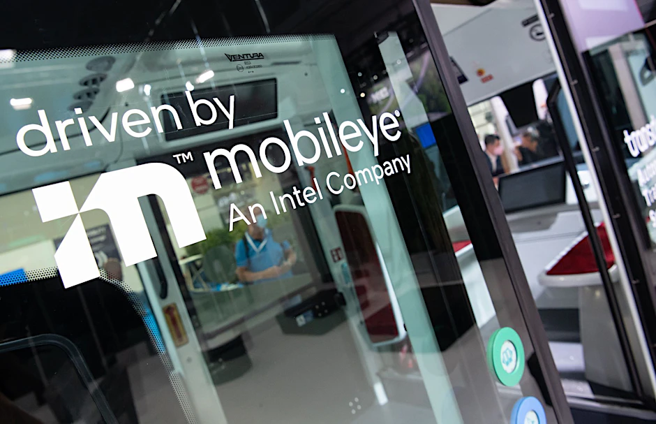 ARCHIV - Ein autonom fahrender Bus von Mobileye ist auf einem Messestand der IAA Mobility 2021 in München zu sehen.  