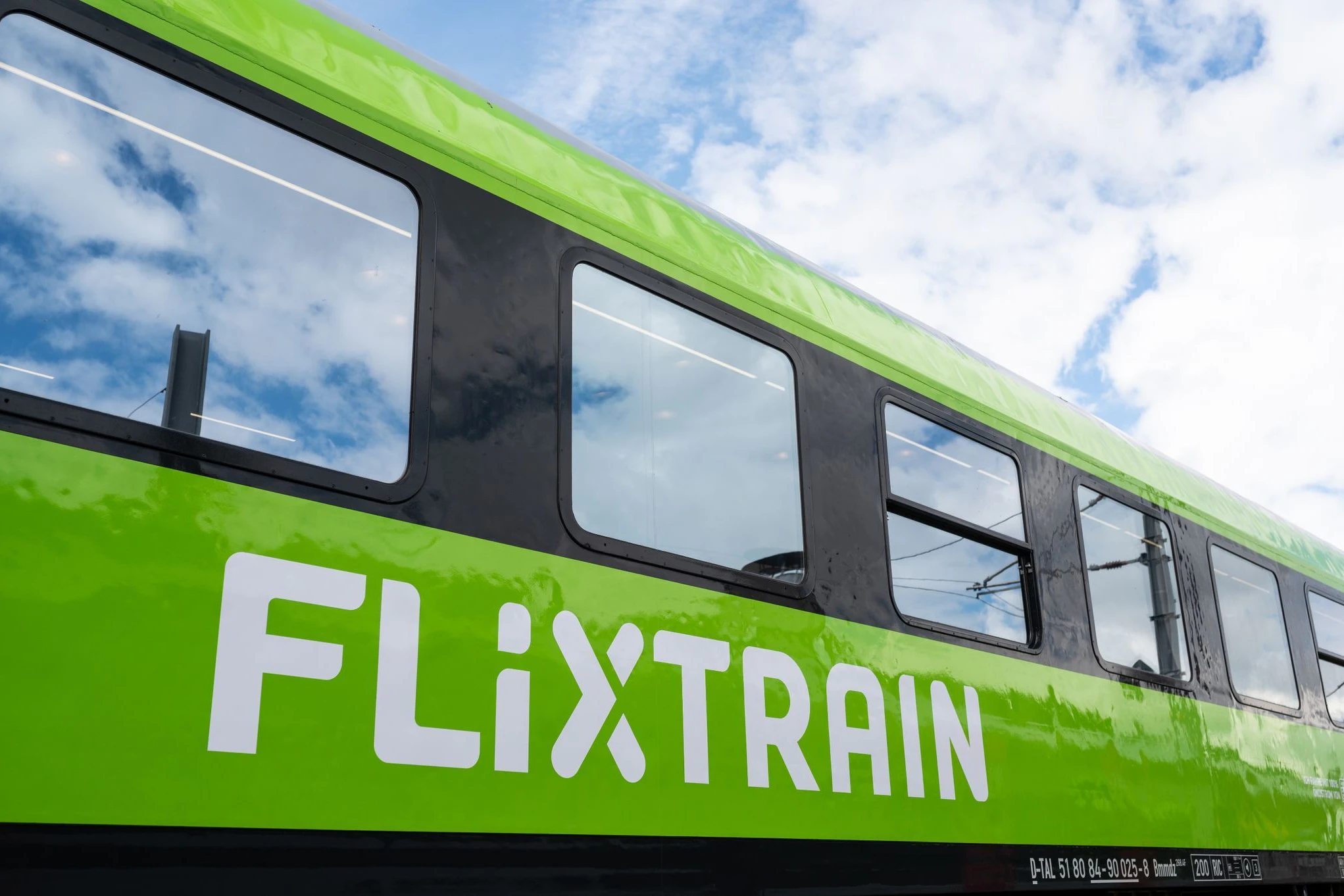 Ein Fernzug des privaten Zugbetreibers Flixtrain. Strecken von Berlin nach Hamburg, Stuttgart und Dresden gehören zum Netz des Anbieters, der mit niedrigen Fahrpreisen wirbt. Manchmal gibt es Konflikte um Slots.